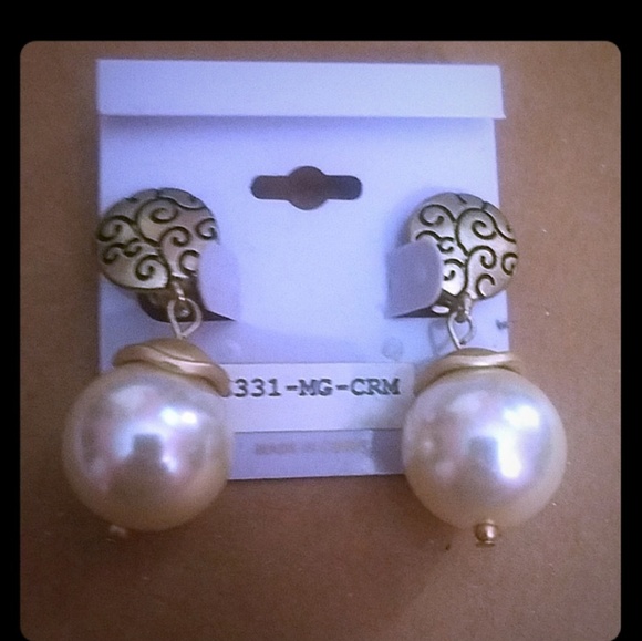 Earings - Picture 2 of 3